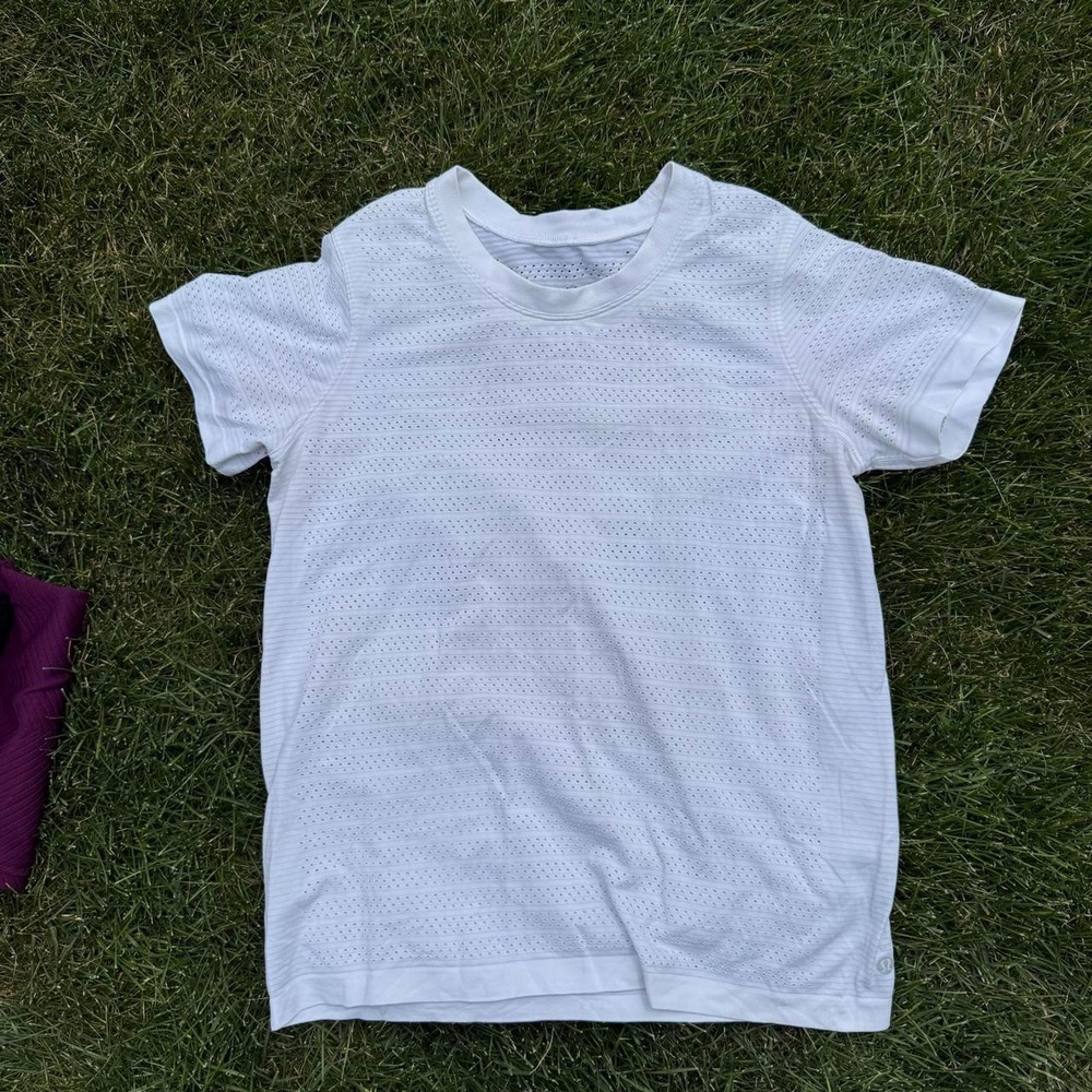 Lululemon white swiftly breathe T-shirt